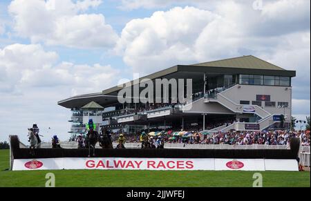Läufer und Reiter im Guinness Beginners Chase am vierten Tag des Galway Races Summer Festival 2022 auf der Galway Racecourse in der Grafschaft Galway, Irland. Bilddatum: Donnerstag, 28. Juli 2022. Stockfoto