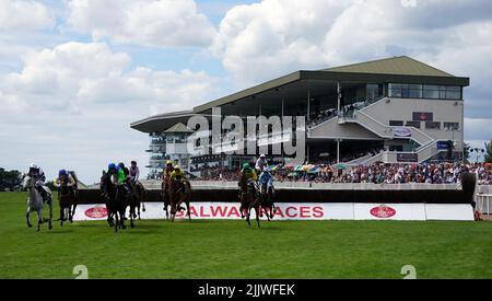 Läufer und Reiter im Guinness Beginners Chase am vierten Tag des Galway Races Summer Festival 2022 auf der Galway Racecourse in der Grafschaft Galway, Irland. Bilddatum: Donnerstag, 28. Juli 2022. Stockfoto