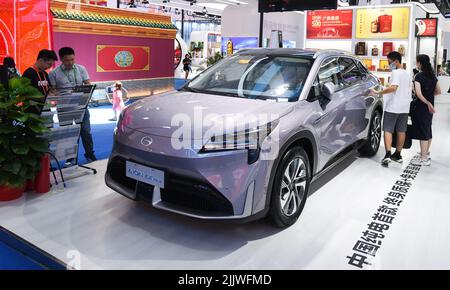 Haikou, Chinas Provinz Hainan. 28.. Juli 2022. Besucher beobachten ein Elektroauto auf der zweiten China International Consumer Products Expo (CICPE) in Haikou, südchinesische Provinz Hainan, am 28. Juli 2022. Quelle: Yang Guanyu/Xinhua/Alamy Live News Stockfoto