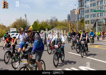 Eine Nahaufnahme der Biker, die an der fünf Boro Bike Tour in Brooklyn, USA, teilnehmen Stockfoto