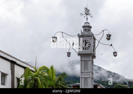 Der Victoria Clock Tower oder „Mini Big Ben“, eine Kopie des Londoner Big Ben im Stadtzentrum von Victoria, der Hauptstadt der Seychellen, mit bewölktem Himmel. Stockfoto