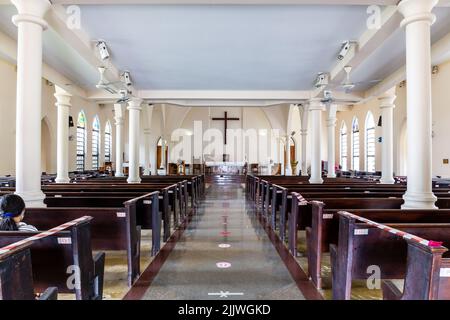 Victoria, Seychellen, 04.05.21. Hauptschiff und Altar der St. Paul's Anglican Cathedral, Victoria, Seychellen, Innenansicht der Kirche. Stockfoto