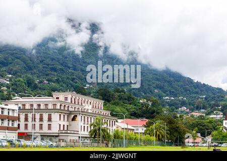 Victoria, Seychellen, 04.05.2021. Blick auf die Victoria-Stadt mit Bürogebäuden im Kolonialstil auf der Independence Avenue vom Freedom Square aus gesehen. Stockfoto