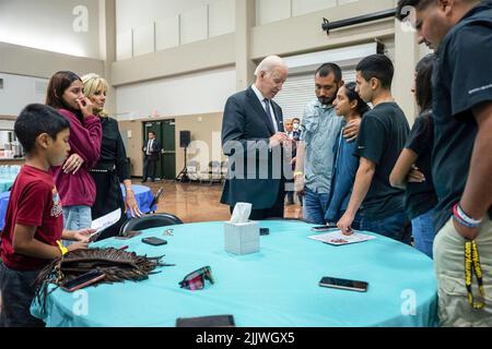 Uvalde, Vereinigte Staaten von Amerika. 29. Mai 2022. US-Präsident Joe Biden und die First Lady Dr. Jill Biden treffen sich mit Familien der Opfer der Massenschießerei an der Robb Elementary School am 29. Mai 2022 in Uvalde, Texas. Die Schule ist der Ort, an dem ein Schütze 19 Schüler und zwei Lehrer mit einem militärischen Sturmgewehr abschlachtete. Bild: Adam Schultz/White House Photo/Alamy Live News Stockfoto