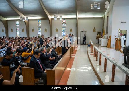 Uvalde, Vereinigte Staaten von Amerika. 29. Mai 2022. Der US-Präsident Joe Biden und die First Lady Dr. Jill Biden nehmen an einer Messe in der katholischen Heilig-Herz-Kirche für die Kinder Teil, die am 29. Mai 2022 in Uvalde, Texas, getötet wurden. Die Schule ist der Ort, an dem ein Schütze 19 Schüler und zwei Lehrer mit einem militärischen Sturmgewehr abschlachtete. Bild: Adam Schultz/White House Photo/Alamy Live News Stockfoto