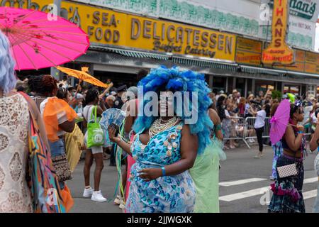 Die Menschen, die sich auf der Straße während der jährlichen Meerjungfrau-Parade 40. auf Coney Island amüsieren Stockfoto