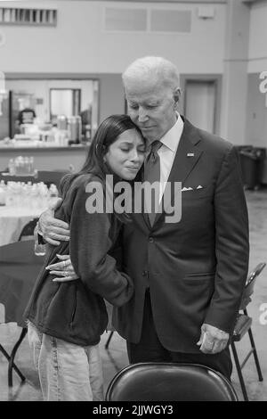 Uvalde, Vereinigte Staaten von Amerika. 29. Mai 2022. US-Präsident Joe Biden tröstet ein Familienmitglied der Opfer der Massenschießerei an der Robb Elementary School vom 29. Mai 2022 in Uvalde, Texas. Die Schule ist der Ort, an dem ein Schütze 19 Schüler und zwei Lehrer mit einem militärischen Sturmgewehr abschlachtete. Bild: Adam Schultz/White House Photo/Alamy Live News Stockfoto