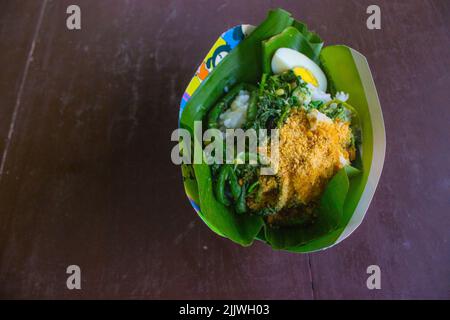 Gudangan, Nasi Tumpang, traditionelle Salatgerichte aus Indonesien. Hergestellt aus gekochtem Gemüse wie Kohl, Spinat, Bohnensprossen, langen Bohnen mit Erdu Stockfoto