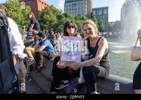 Die Demonstranten, die Pappschilder hielten, nachdem der Oberste Gerichtshof Roe v. Wade gestricht hatte Stockfoto