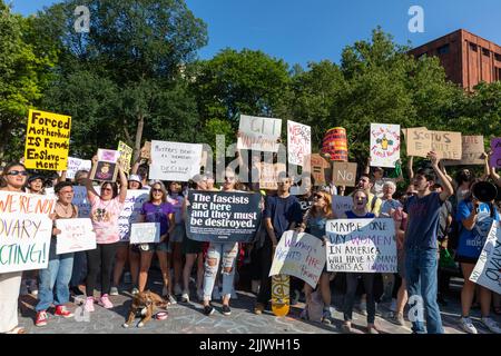 Die Demonstranten, die Pappschilder hielten, nachdem der Oberste Gerichtshof Roe v. Wade gestricht hatte Stockfoto