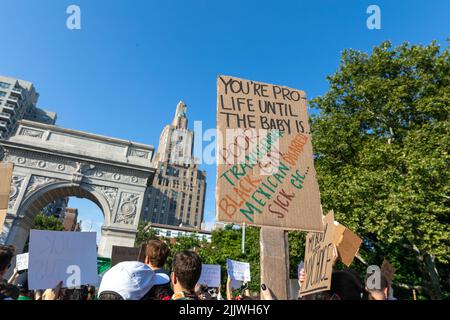 Die Demonstranten, die Pappschilder hielten, nachdem der Oberste Gerichtshof Roe v. Wade gestricht hatte Stockfoto