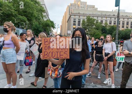 Eine Menge von Demonstranten, die Pappschilder hielten, nachdem der Oberste Gerichtshof Roe v. Wade gestricht hatte Stockfoto