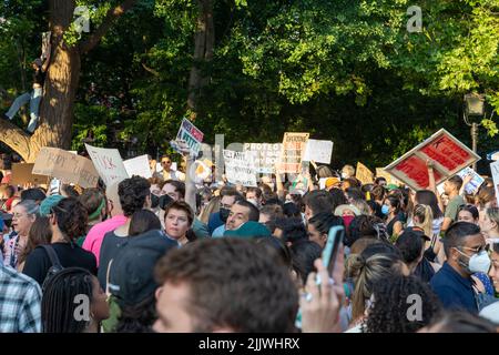 Die Demonstranten, die Pappschilder hielten, nachdem der Oberste Gerichtshof Roe v. Wade gestricht hatte Stockfoto