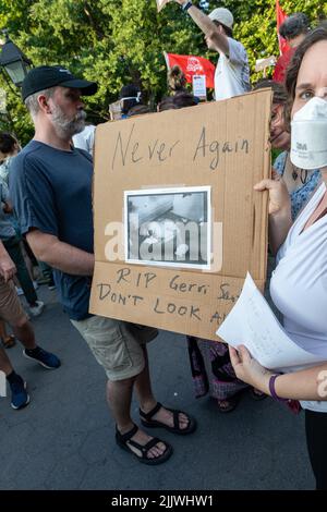 Die Demonstranten, die Pappschilder hielten, nachdem der Oberste Gerichtshof Roe v. Wade gestricht hatte Stockfoto