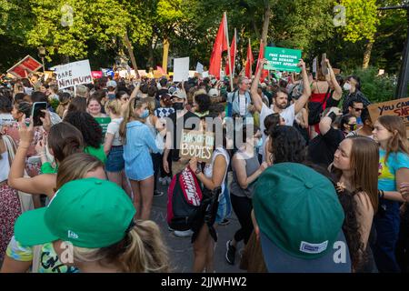 Die Demonstranten, die Pappschilder hielten, nachdem der Oberste Gerichtshof Roe v. Wade gestricht hatte Stockfoto