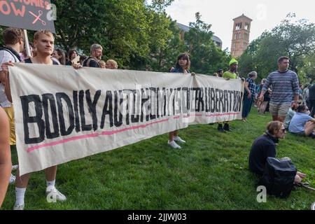 Die Demonstranten, die Pappschilder hielten, nachdem der Oberste Gerichtshof Roe v. Wade gestricht hatte Stockfoto