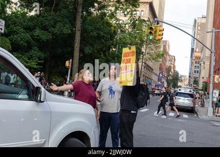 Die Demonstranten, die Pappschilder hielten, nachdem der Oberste Gerichtshof Roe v. Wade gestricht hatte Stockfoto