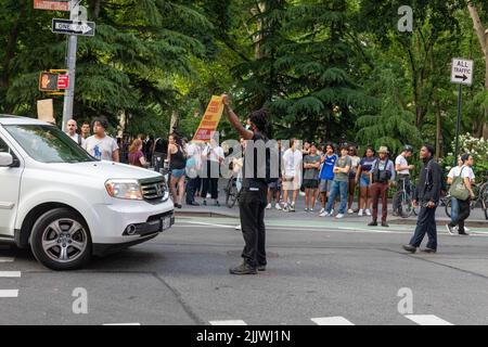 Die Demonstranten, die Pappschilder hielten, nachdem der Oberste Gerichtshof Roe v. Wade gestricht hatte Stockfoto