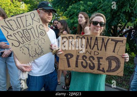 Die Demonstranten, die Pappschilder hielten, nachdem der Oberste Gerichtshof Roe v. Wade gestricht hatte Stockfoto