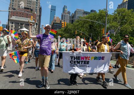 Das NYC Price Center unterstützt die Pride Month Parade 2022 auf den Straßen von New York City, USA Stockfoto