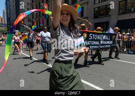 Fröhliche Menschen, die am 26.. Juni 2022 auf der Pride Parade in New York City zu Fuß unterwegs sind Stockfoto