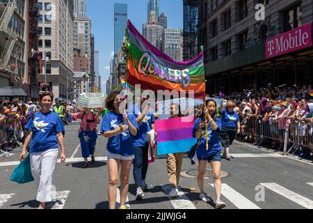 Fröhliche Menschen, die am 26.. Juni 2022 auf der Pride Parade in New York City zu Fuß unterwegs sind Stockfoto