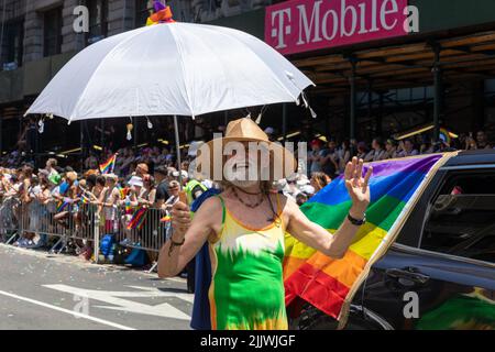 Fröhliche Menschen, die am 26.. Juni 2022 auf der Pride Parade in New York City zu Fuß unterwegs sind Stockfoto