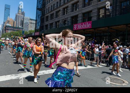 Fröhliche Menschen, die am 26.. Juni 2022 auf der Pride Parade in New York City zu Fuß unterwegs sind Stockfoto