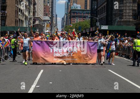 Das Trevor-Projekt zur Unterstützung der Pride Month Parade 2022 auf den Straßen von New York City, USA Stockfoto