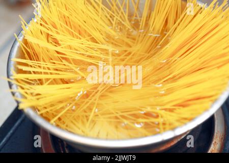Pasta in kochendem Wasser . Vorbereitung eines italienischen Abendessen . Makkaroni-Essen Stockfoto