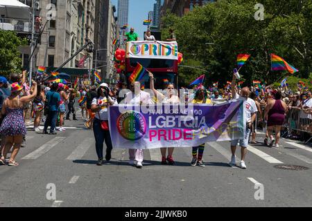 Die Transport Workers Union unterstützt die Pride Month Parade 2022 auf den Straßen von New York City, USA Stockfoto