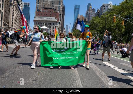 Die Girl Scouts unterstützen die Pride Month Parade 2022 auf den Straßen von New York City, USA Stockfoto