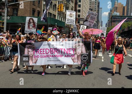 Die FreedBritney unterstützt die Pride Month Parade 2022 auf den Straßen von New York City, USA Stockfoto
