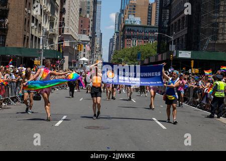 Die Front Runners New York unterstützen die Pride Month Parade 2022 auf den Straßen von New York City, USA Stockfoto