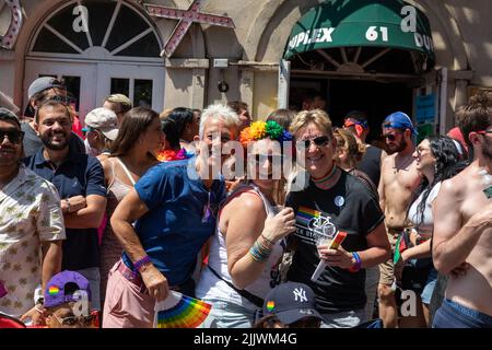 Fröhliche Menschen, die am 26.. Juni 2022 auf der Pride Parade in New York City zu Fuß unterwegs sind Stockfoto