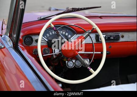 Vintage rot 1950 Chevrolet Bel Air antike Autoinnenausstattung, Armaturenbrett und Retro-Lenkrad in Havanna, Kuba. Stockfoto