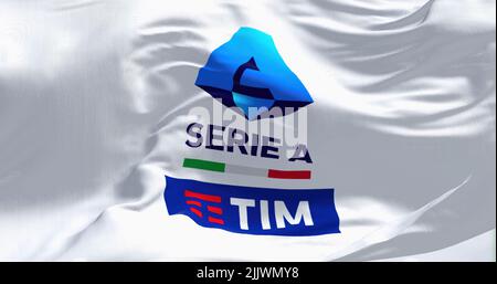 Rom, ITA, Juli 2022: Nahaufnahme der Tim-Flagge der Serie A, die im Wind schwenkt. Serie A die Serie A ist die Top-Division der italienischen Fußball-Liga der Männer. Fabelhaft Stockfoto