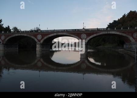 Brücken auf dem Fluss Po Stockfoto