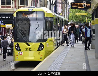 Eine Straßenbahn von Manchester Metrolink im Stadtzentrum von Manchester, Greater Manchester, England, Großbritannien, Britische Inseln. Die Straßenbahnen von Manchester Metrolink sollen ab dem 1. August 2022 Heimhunde in den Straßenbahnen von Greater Manchester für ein dreimonatiges Pilotprojekt zulassen. Derzeit sind nur Assistenzhunde mit Behinderungen in den Straßenbahnen erlaubt. Stockfoto