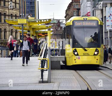 Eine Straßenbahn von Manchester Metrolink im Stadtzentrum von Manchester, Greater Manchester, England, Großbritannien, Britische Inseln. Die Straßenbahnen von Manchester Metrolink sollen ab dem 1. August 2022 Heimhunde in den Straßenbahnen von Greater Manchester für ein dreimonatiges Pilotprojekt zulassen. Derzeit sind nur Assistenzhunde mit Behinderungen in den Straßenbahnen erlaubt. Stockfoto