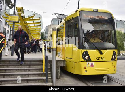 Eine Straßenbahn von Manchester Metrolink im Stadtzentrum von Manchester, Greater Manchester, England, Großbritannien, Britische Inseln. Die Straßenbahnen von Manchester Metrolink sollen ab dem 1. August 2022 Heimhunde in den Straßenbahnen von Greater Manchester für ein dreimonatiges Pilotprojekt zulassen. Derzeit sind nur Assistenzhunde mit Behinderungen in den Straßenbahnen erlaubt. Stockfoto