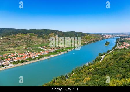 Blick auf die Donau in der Wachau und Krems-Stadt am Horizont. Niederösterreich. Stockfoto
