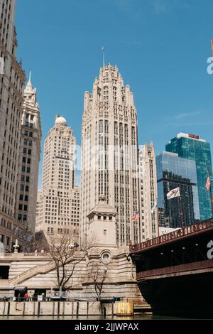 Eine vertikale Aufnahme von modernen Gebäuden und Wolkenkratzern der Stadt Chicago Stockfoto