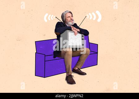 Foto Cartoon Comics Skizze Bild von nachdenklichen Alter Kerl hören neuesten Nachrichten Retro-tv-Set isoliert beige Zeichnung Hintergrund Stockfoto