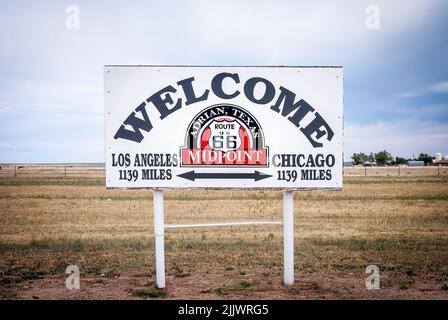 Schild in der Mitte zwischen Chicago und Los Angeles, in Adrian auf der Route 66. Stockfoto