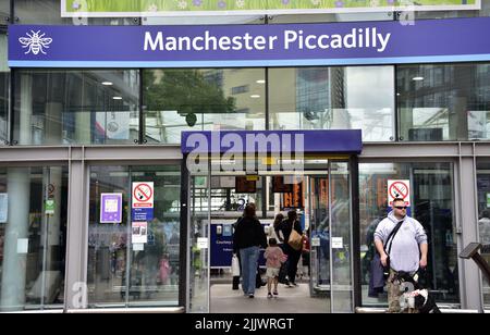 Reisende oder Passagiere am Eingang zum Bahnhof Piccadilly, Manchester, England, Großbritannien, den Britischen Inseln. Die Gewerkschaft Aslef sagte heute, dass die Lokführer von neun Eisenbahnunternehmen am 13.. August 2022 weitere 24 Stunden streiken werden, was zu einer Überzahlung führt. ASLEF sagt, dass die Unternehmen kein Lohnangebot gemacht haben, um den Mitgliedern zu helfen, mit den steigenden Lebenshaltungskosten Schritt zu halten. Stockfoto