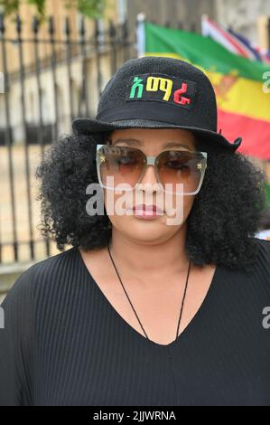 Ein paar Amhara im Hungerstreik Protest gegen die Oromo Liberation Front (OLF) und Tigray People Liberation Front (TPLF) behaupten, für den Völkermord an den Amhara-Menschen in Äthiopien, Downing Street, London, Großbritannien, verantwortlich zu sein. Stockfoto