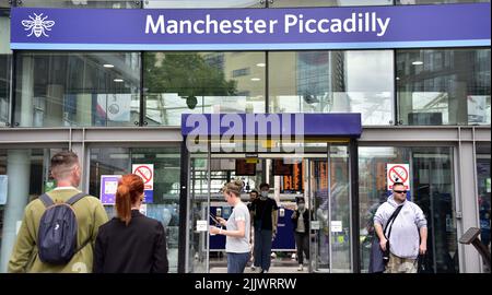 Reisende oder Passagiere am Eingang zum Bahnhof Piccadilly, Manchester, England, Großbritannien, den Britischen Inseln. Die Gewerkschaft Aslef sagte heute, dass die Lokführer von neun Eisenbahnunternehmen am 13.. August 2022 weitere 24 Stunden streiken werden, was zu einer Überzahlung führt. ASLEF sagt, dass die Unternehmen kein Lohnangebot gemacht haben, um den Mitgliedern zu helfen, mit den steigenden Lebenshaltungskosten Schritt zu halten. Stockfoto