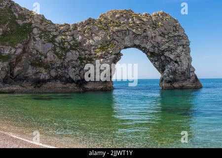 Durdle Door (manchmal Durdle Dor) ist ein natürlicher Kalksteinbogen an der Jurassic Coast in der Nähe von Lulworth in Dorset - im Privatbesitz der Familie Weld Stockfoto