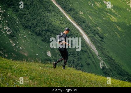 Männlicher Läufer läuft Trail während Ultramarathon Stockfoto